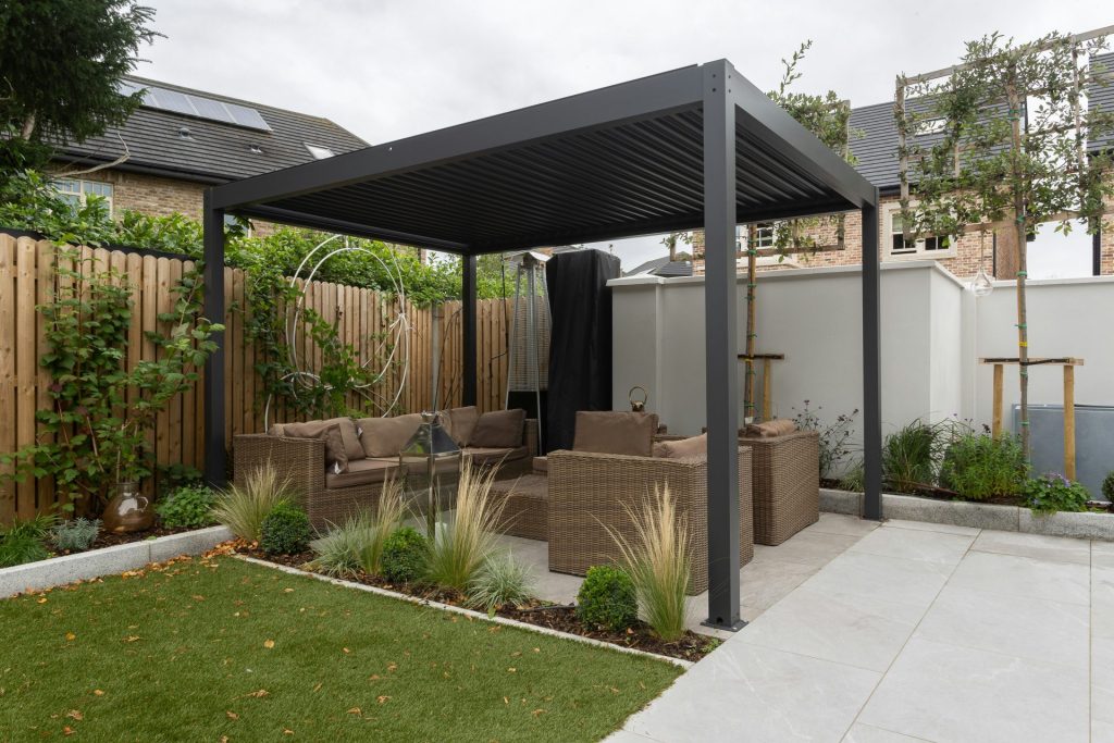 Patio con pérgola de techo negro