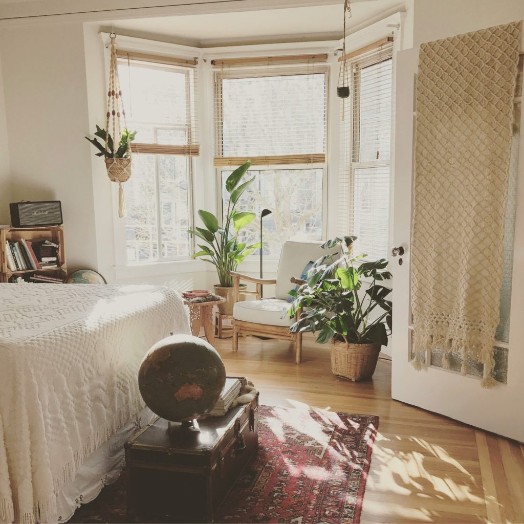 Habitación de colores cremas con plantas