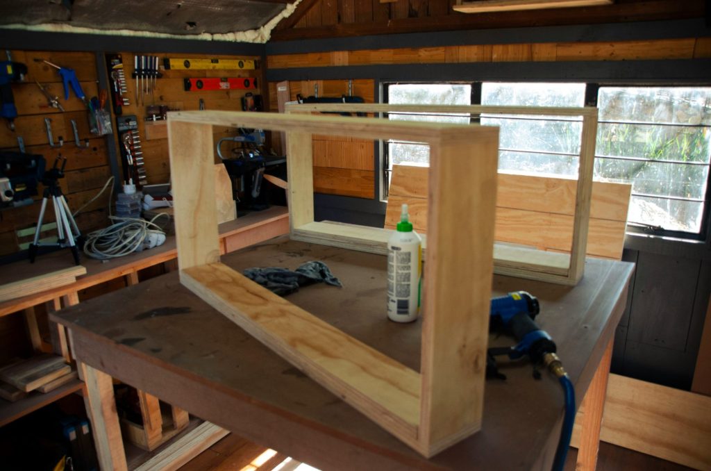 Marco de madera en taller