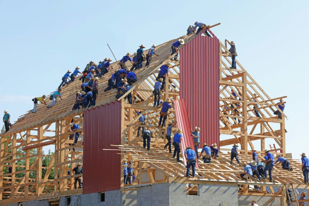 Carpinteros trabajando en pilares de una casa